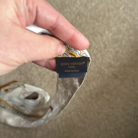 Authentic Louis Vuitton twilly - Picture 7 of 8